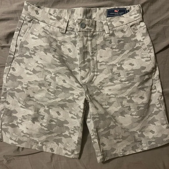 Vineyard Vines Men's Shorts - Picture 1 of 3